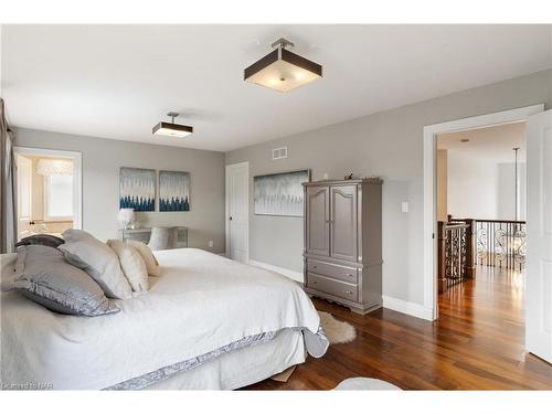 8829 Joseph Court, Niagara Falls, ON - Indoor Photo Showing Bedroom