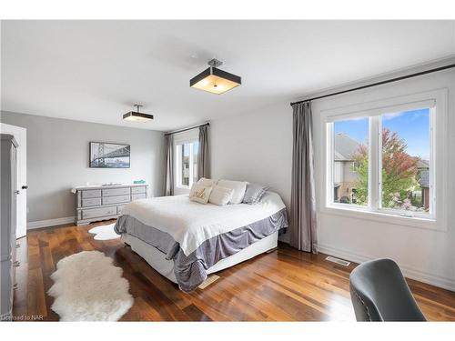 8829 Joseph Court, Niagara Falls, ON - Indoor Photo Showing Bedroom