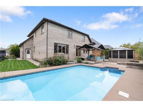 8829 Joseph Court, Niagara Falls, ON - Outdoor With In Ground Pool With Backyard