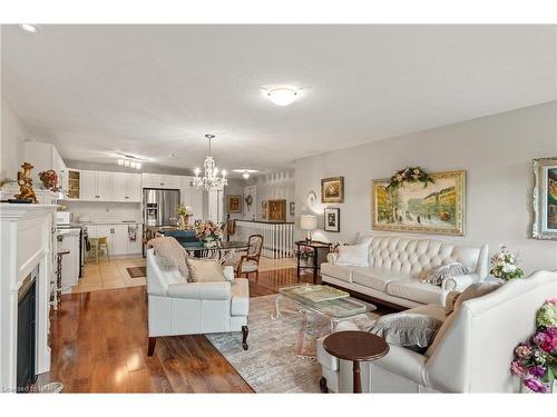 11-77 Avery Crescent, St. Catharines, ON - Indoor Photo Showing Living Room