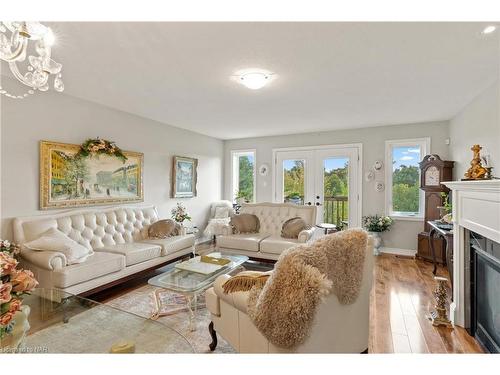 11-77 Avery Crescent, St. Catharines, ON - Indoor Photo Showing Living Room With Fireplace