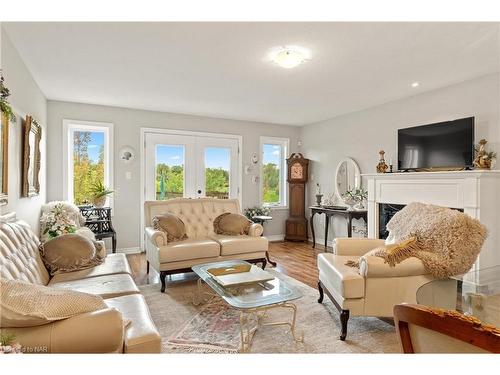 11-77 Avery Crescent, St. Catharines, ON - Indoor Photo Showing Living Room