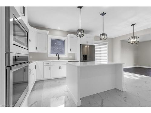 315 Old Course Trail, Welland, ON - Indoor Photo Showing Kitchen With Upgraded Kitchen