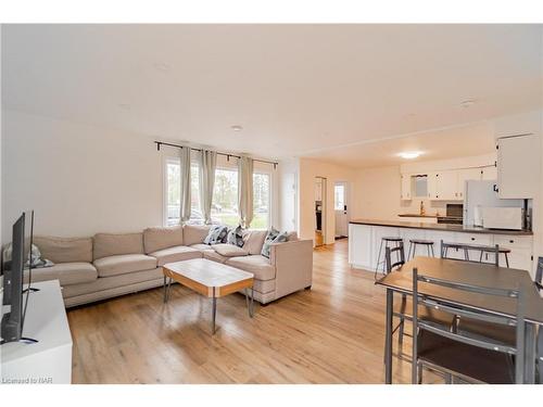 5448 Hamilton Street, Niagara Falls, ON - Indoor Photo Showing Living Room