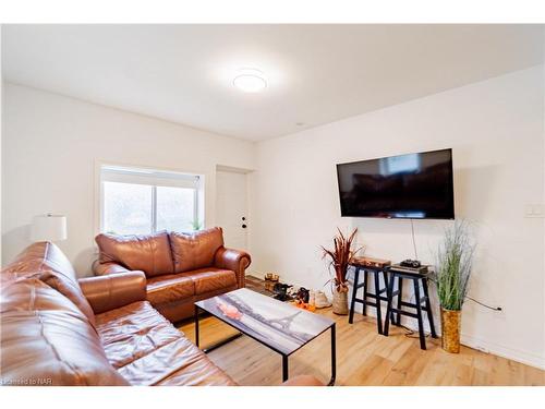 5448 Hamilton Street, Niagara Falls, ON - Indoor Photo Showing Living Room