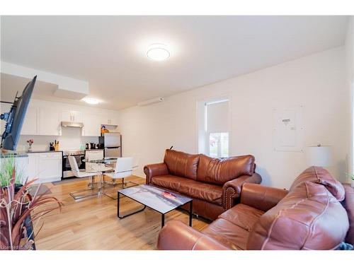 5448 Hamilton Street, Niagara Falls, ON - Indoor Photo Showing Living Room