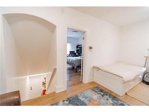 5448 Hamilton Street, Niagara Falls, ON - Indoor Photo Showing Bedroom