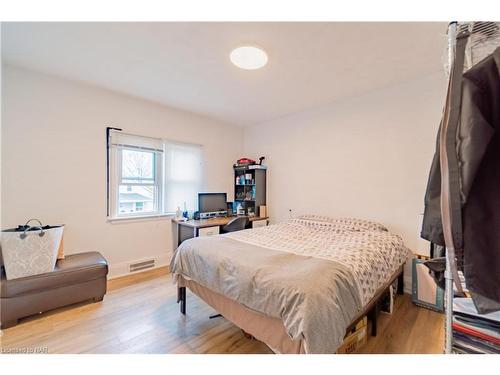 5448 Hamilton Street, Niagara Falls, ON - Indoor Photo Showing Bedroom