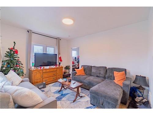 5448 Hamilton Street, Niagara Falls, ON - Indoor Photo Showing Living Room