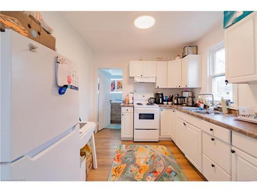 5448 Hamilton Street, Niagara Falls, ON - Indoor Photo Showing Kitchen With Double Sink