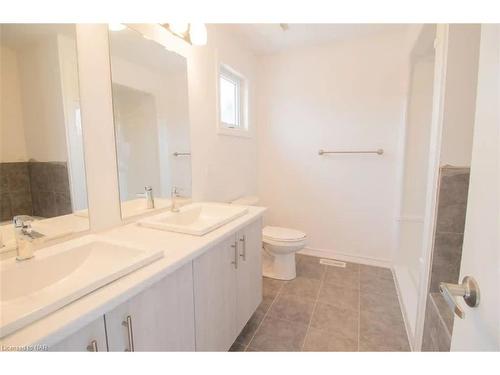 87 Caroline Street, Welland, ON - Indoor Photo Showing Bathroom