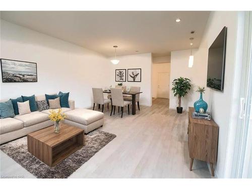 87 Caroline Street, Welland, ON - Indoor Photo Showing Living Room