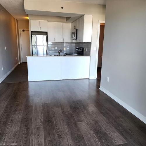 608-560 North Service Road, Grimsby, ON - Indoor Photo Showing Kitchen