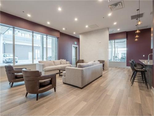 608-560 North Service Road, Grimsby, ON - Indoor Photo Showing Living Room