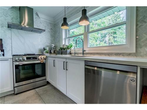 7027 Garden Street, Niagara Falls, ON - Indoor Photo Showing Kitchen With Upgraded Kitchen