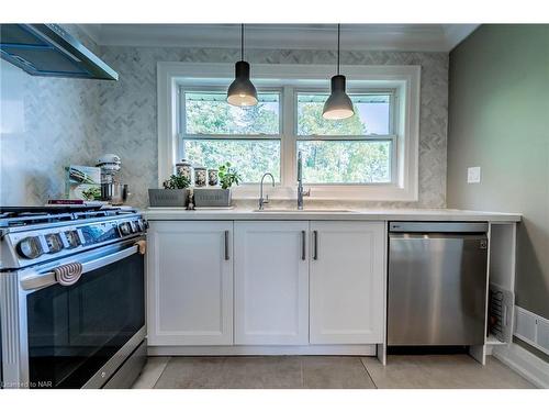 7027 Garden Street, Niagara Falls, ON - Indoor Photo Showing Kitchen