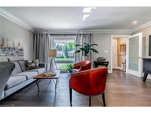 7027 Garden Street, Niagara Falls, ON - Indoor Photo Showing Living Room