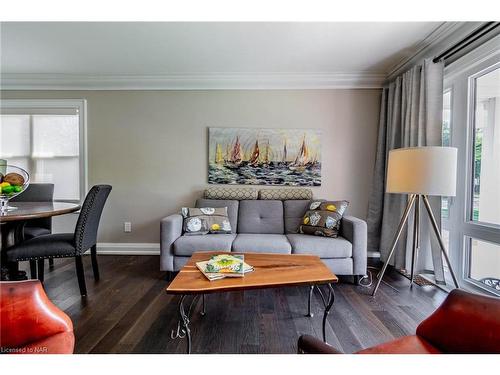 7027 Garden Street, Niagara Falls, ON - Indoor Photo Showing Living Room