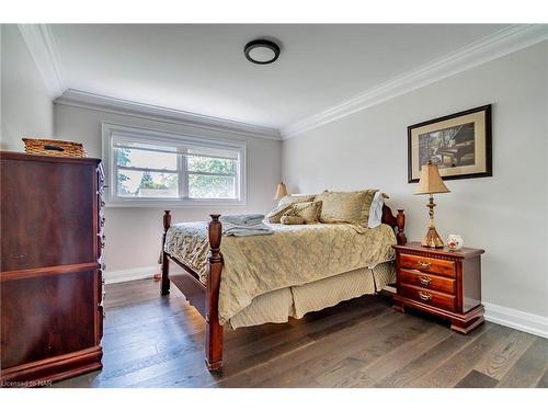 7027 Garden Street, Niagara Falls, ON - Indoor Photo Showing Bedroom