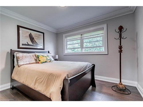 7027 Garden Street, Niagara Falls, ON - Indoor Photo Showing Bedroom