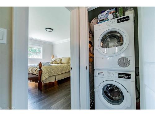 7027 Garden Street, Niagara Falls, ON - Indoor Photo Showing Laundry Room