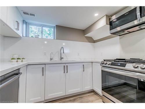 7027 Garden Street, Niagara Falls, ON - Indoor Photo Showing Kitchen