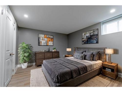 7027 Garden Street, Niagara Falls, ON - Indoor Photo Showing Bedroom