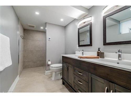 7027 Garden Street, Niagara Falls, ON - Indoor Photo Showing Bathroom