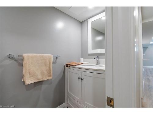 7027 Garden Street, Niagara Falls, ON - Indoor Photo Showing Bathroom