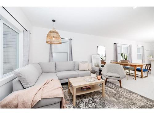 37 Lock Street, St. Catharines, ON - Indoor Photo Showing Living Room