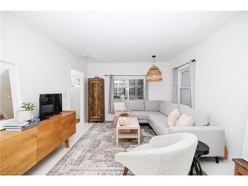 37 Lock Street, St. Catharines, ON - Indoor Photo Showing Living Room