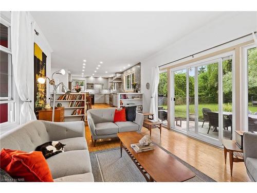 370 Butler Street, Niagara-On-The-Lake, ON - Indoor Photo Showing Living Room