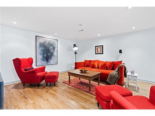 370 Butler Street, Niagara-On-The-Lake, ON - Indoor Photo Showing Living Room