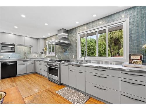 370 Butler Street, Niagara-On-The-Lake, ON - Indoor Photo Showing Kitchen With Stainless Steel Kitchen With Double Sink With Upgraded Kitchen