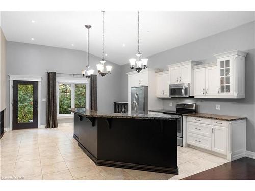 7 Sapphire Court, St. Catharines, ON - Indoor Photo Showing Kitchen With Stainless Steel Kitchen With Upgraded Kitchen