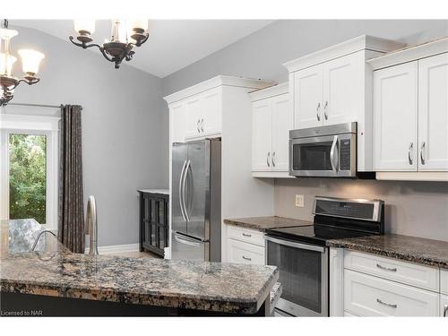 7 Sapphire Court, St. Catharines, ON - Indoor Photo Showing Kitchen With Stainless Steel Kitchen