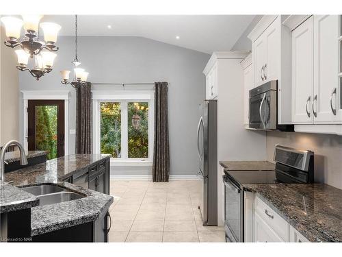 7 Sapphire Court, St. Catharines, ON - Indoor Photo Showing Kitchen With Double Sink With Upgraded Kitchen