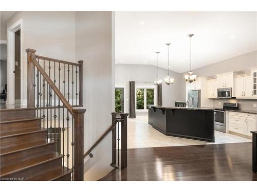 7 Sapphire Court, St. Catharines, ON - Indoor Photo Showing Kitchen With Upgraded Kitchen