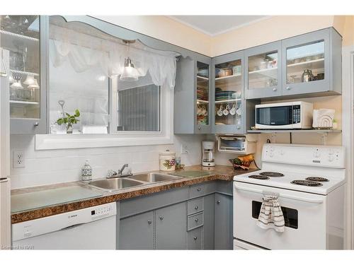 14 Valley Road, St. Catharines, ON - Indoor Photo Showing Kitchen With Double Sink