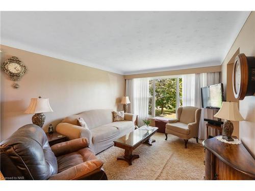 14 Valley Road, St. Catharines, ON - Indoor Photo Showing Living Room