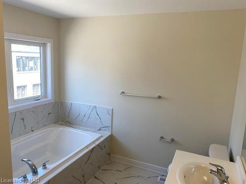 240 Forks Road, Welland, ON - Indoor Photo Showing Bathroom