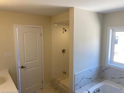 240 Forks Road, Welland, ON - Indoor Photo Showing Bathroom