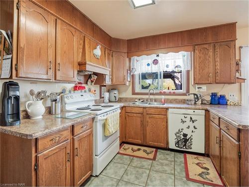 2666 Dominion Road, Ridgeway, ON - Indoor Photo Showing Kitchen With Double Sink