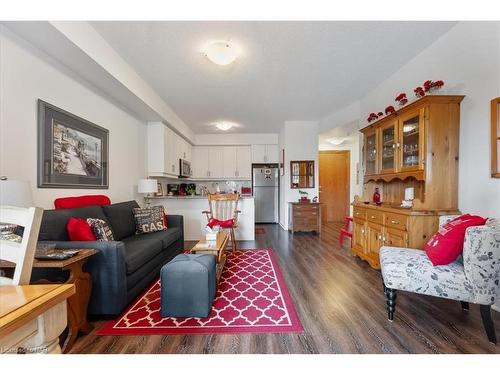 225-8111 Forest Glen Drive, Niagara Falls, ON - Indoor Photo Showing Living Room