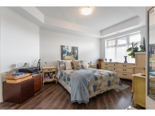 225-8111 Forest Glen Drive, Niagara Falls, ON - Indoor Photo Showing Bedroom