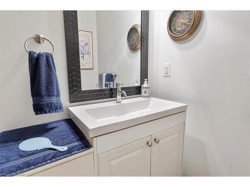 225-8111 Forest Glen Drive, Niagara Falls, ON - Indoor Photo Showing Bathroom