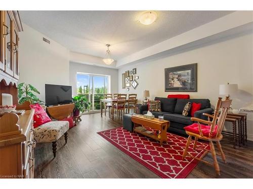 225-8111 Forest Glen Drive, Niagara Falls, ON - Indoor Photo Showing Living Room