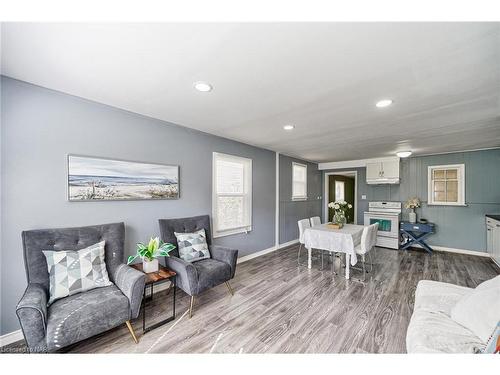 6285 Skinner Street, Niagara Falls, ON - Indoor Photo Showing Living Room