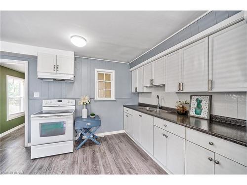 6285 Skinner Street, Niagara Falls, ON - Indoor Photo Showing Kitchen