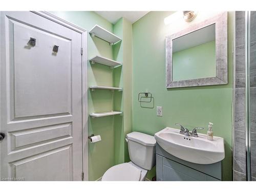 6285 Skinner Street, Niagara Falls, ON - Indoor Photo Showing Bathroom